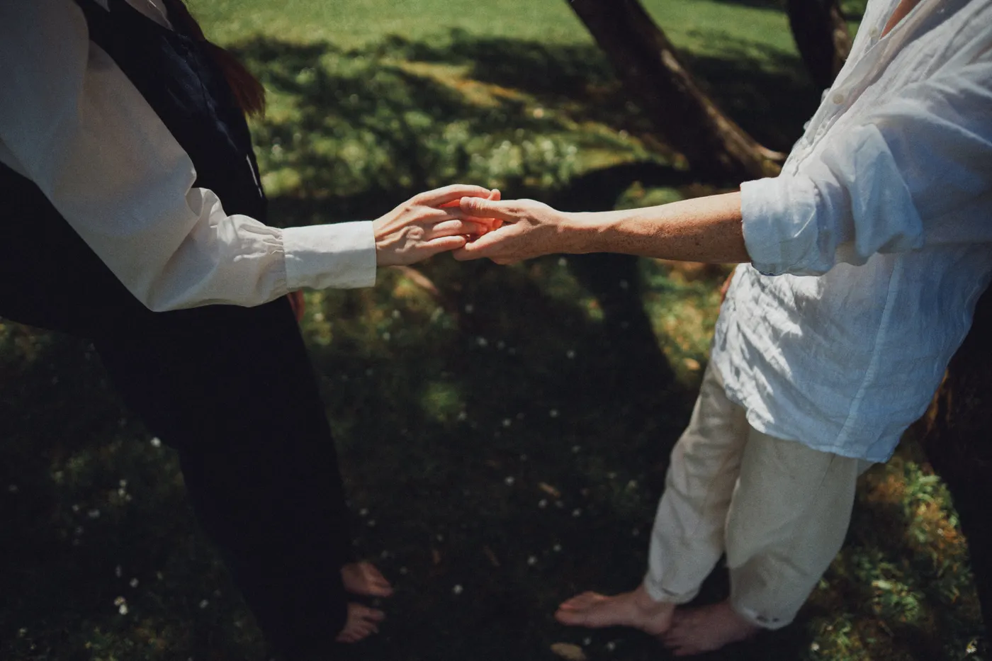 Fotografía de stock provisional de una pareja conversando.