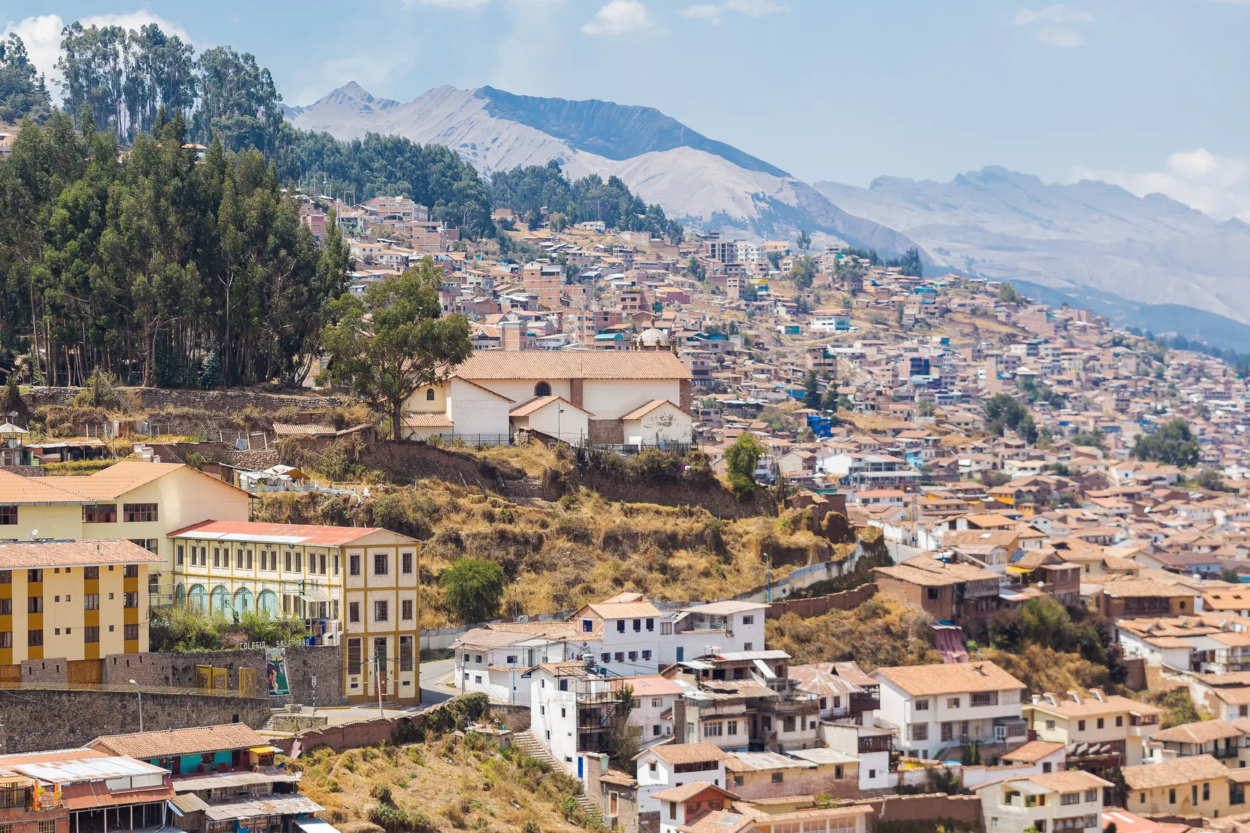 Fotografía de stock provisional de un paisaje urbano andino.